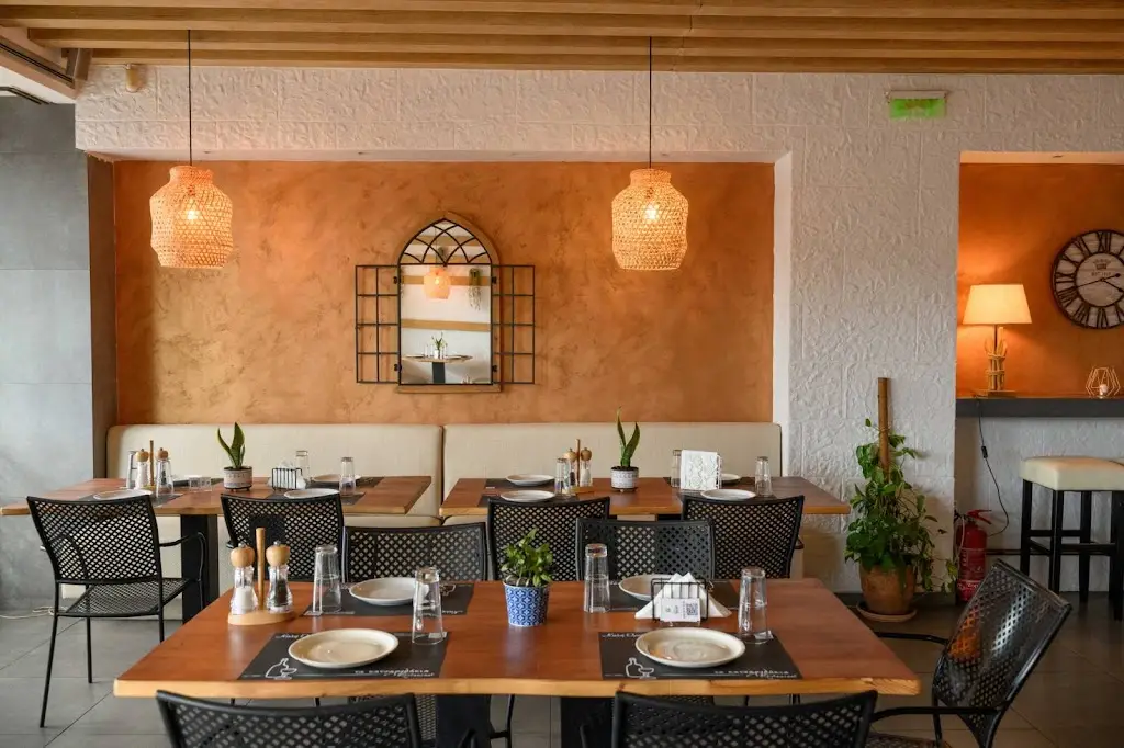 Ta katsarolakia Restaurant_Kastélla_slider_image_1