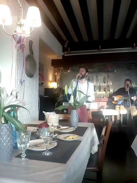 Ta katsarolakia Restaurant_Kastélla_slider_image_2