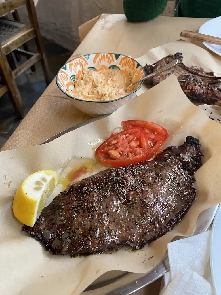 Dim Julio_Η ΤΑΒΕΡΝΑ ΤΟΥ ΒΑΣΙΛΗ_Kastélla_reseña