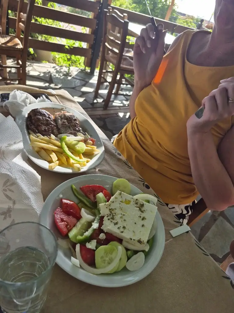 Pete Hornsby_Tavern Bakoutis Nikolaos_Kastélla_review