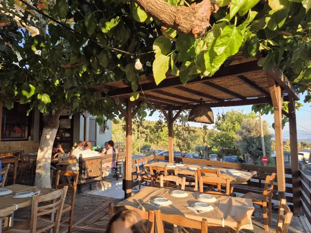 Tavern Bakoutis Nikolaos_Kastélla_slider_image_1