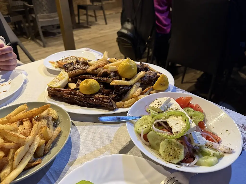 Ο πλάτανος Μεξιάτες (καφέ-ποτό-φαγητό)_Lianokládhion_slider_image_3