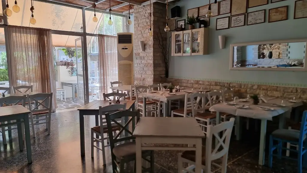 Taverna Vassilis Restaurant in Álimos