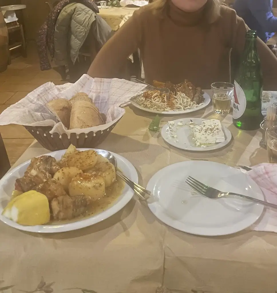 Nika Bartl_Mamoocash Tavern_Kými_review