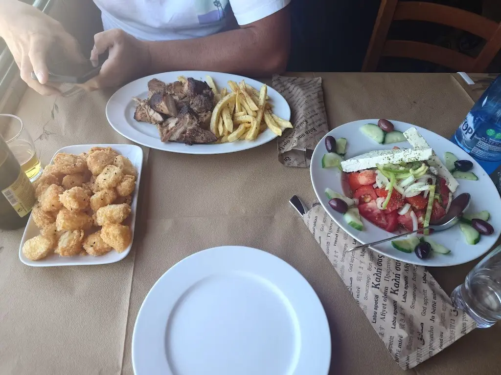 Ioana Jurje_Figouli_Kými_review