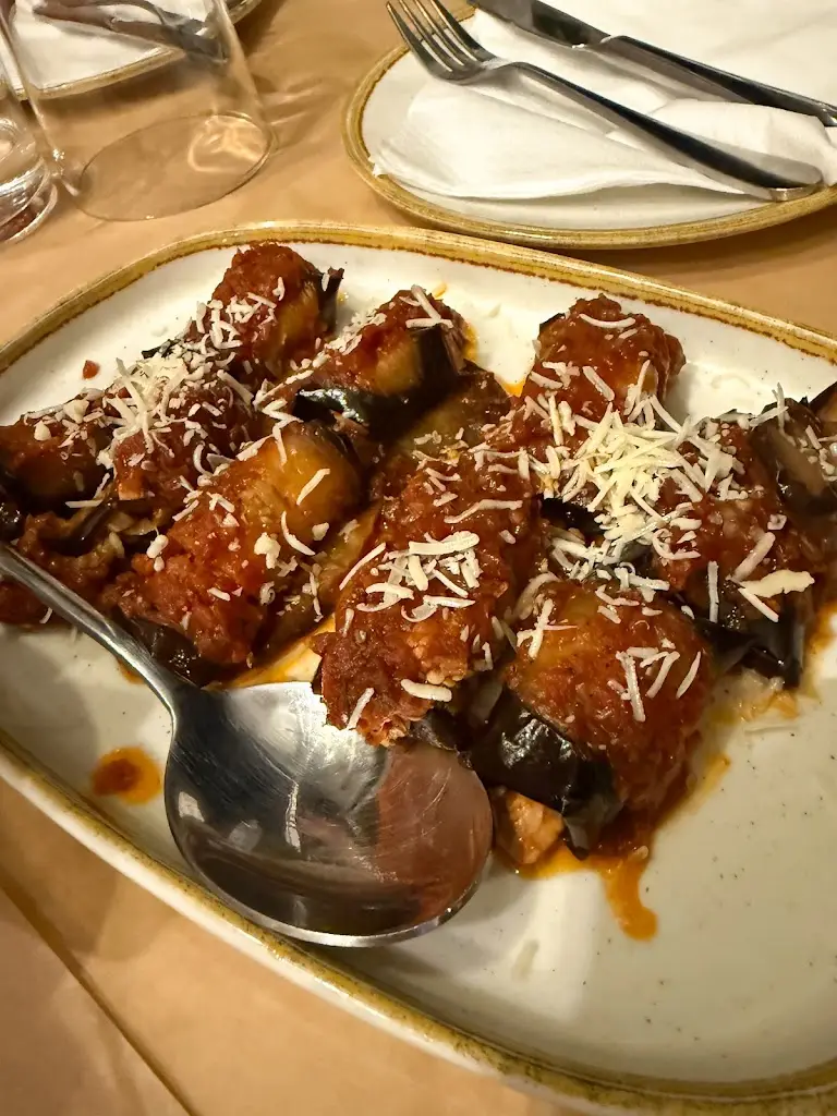 Eleni Pasiakou_Steki Tou Strogyli_Kými_reseña