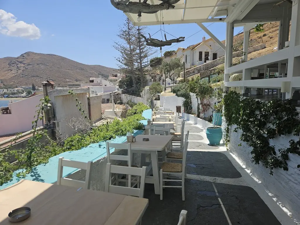 Angelos Kourkoutis_Steki Tou Strogyli_Kými_reseña