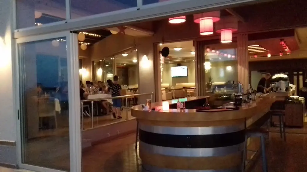 Lofaki Bar Restaurant_Kými_slider_image_2