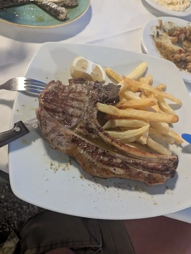 Lucas Zamboulis_Dioskouri Taverna_Kými_review