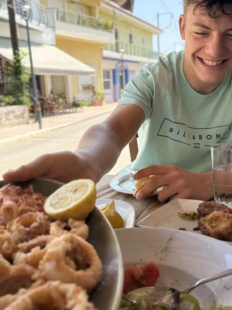 nikos koulouris_Ουζερί Μπλόφας_Livanátes_review