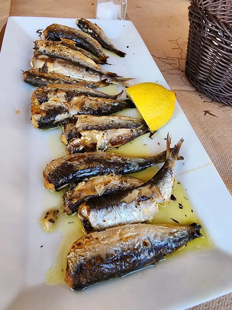 noam shemesh_Ουζερί Μπλόφας_Livanátes_review