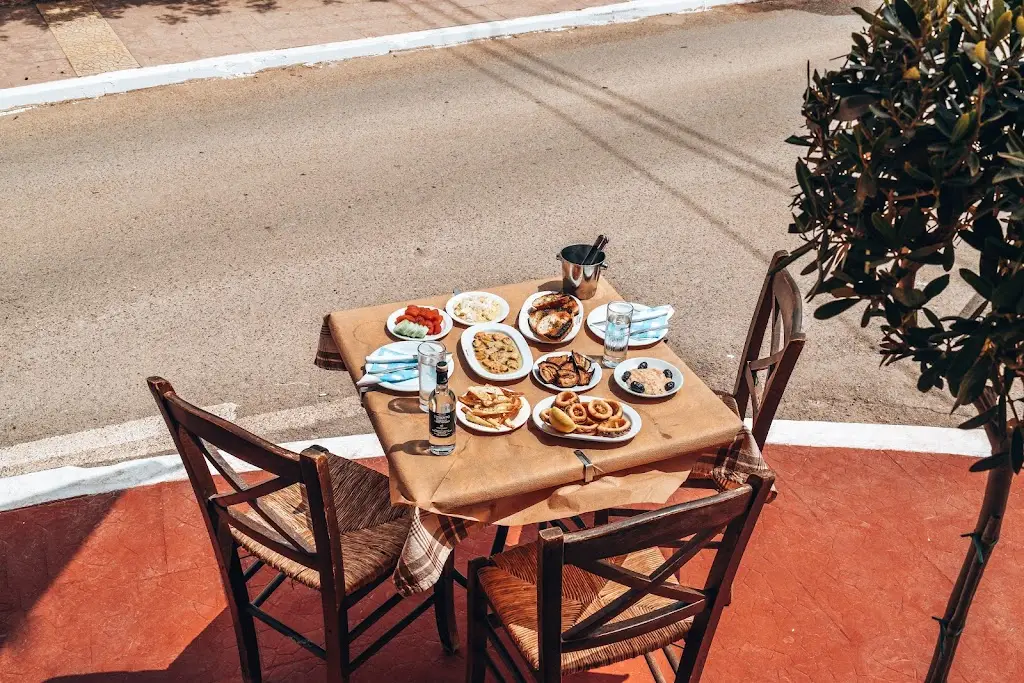 Ουζερί Μπλόφας Restaurant in Livanátes