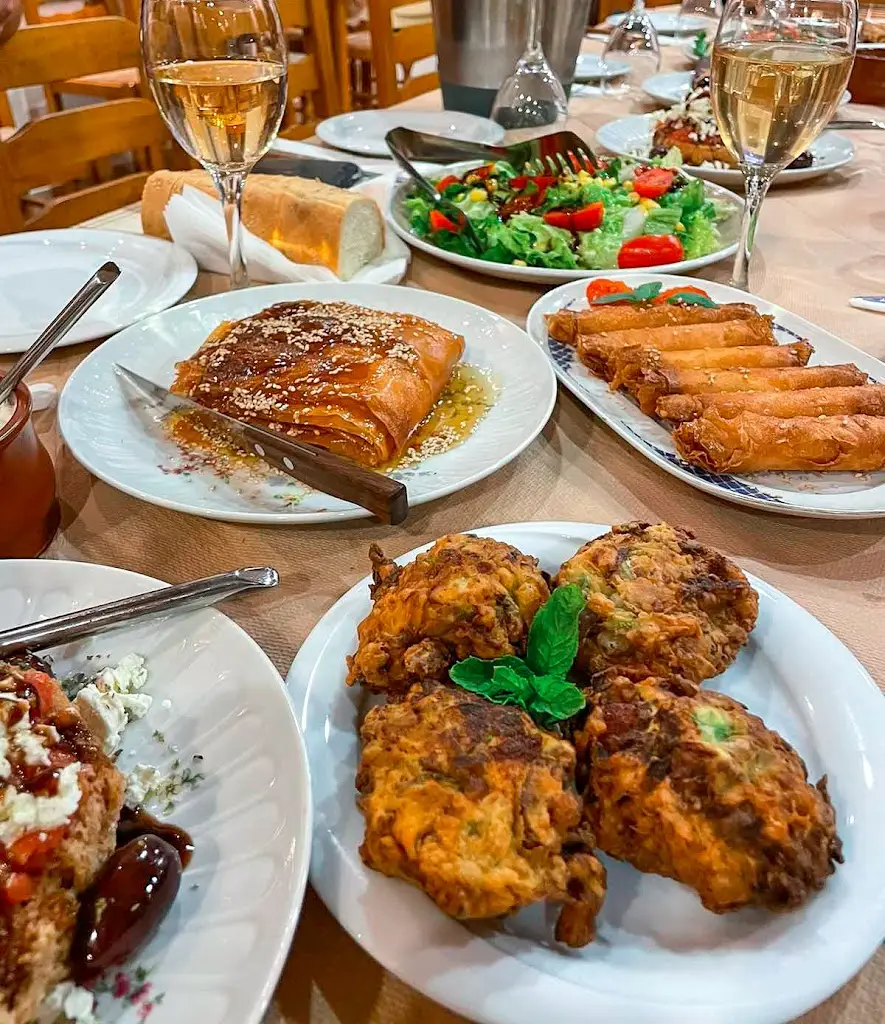 Ουζερί Μπλόφας_Livanátes_slider_image_3