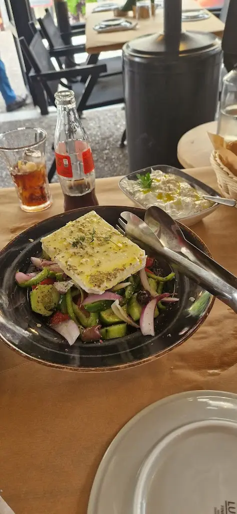 Tom (Bozz)_GRAND Μεζέ_Livadeiá_recensione