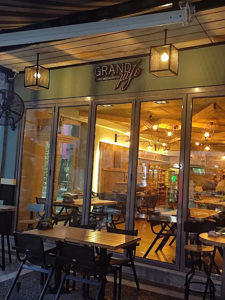 GRAND Μεζέ Restaurant in Livadeiá