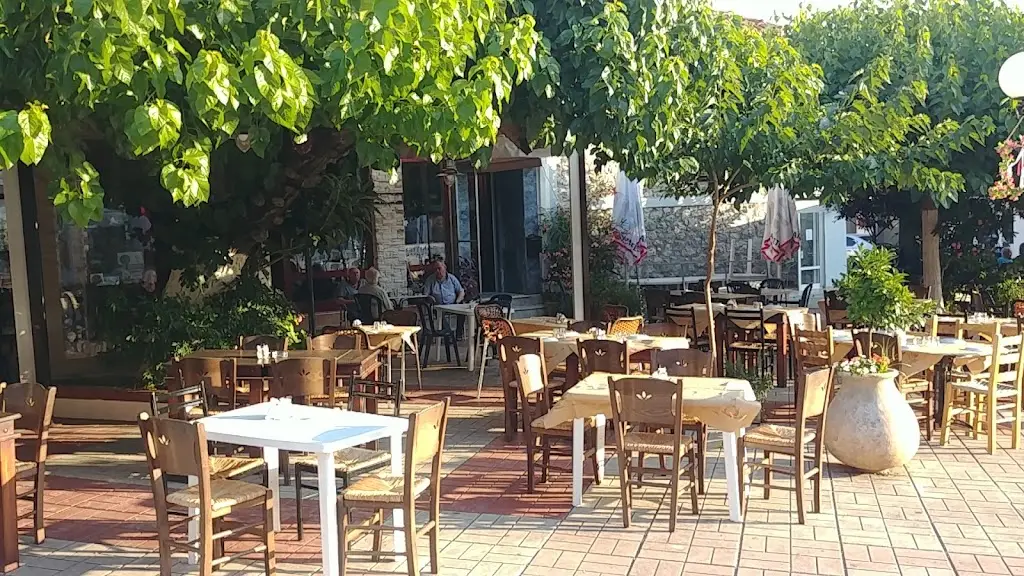 Γρέγος ( Τσιπουράδικο-Μεζεδοπωλείο)_Mantoúdi_slider_image_1