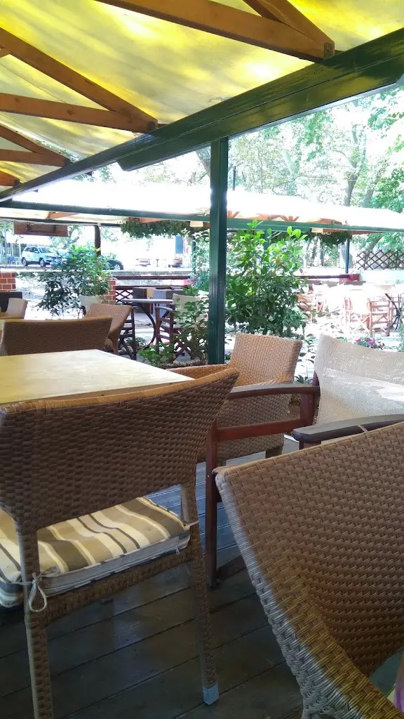 Argiris Gerakis_Garden All Day Cafe & Lounge Bar_Mantoúdi_Bewertung