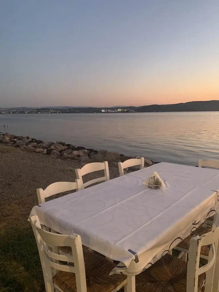 Souzi Rizkala_Luka's wave_Néa Lámpsakos_reseña