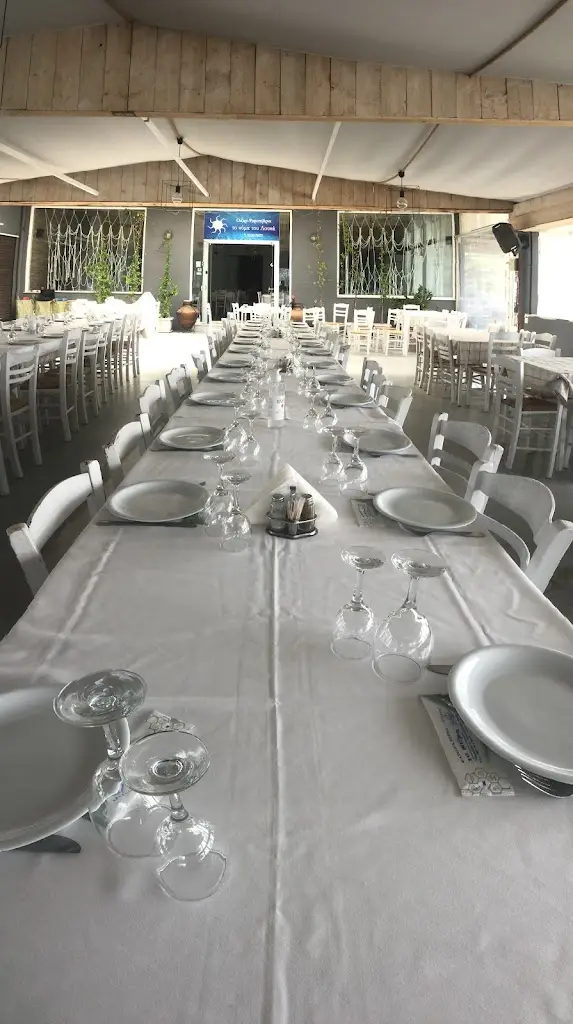 Luka's wave Restaurant in Néa Lámpsakos