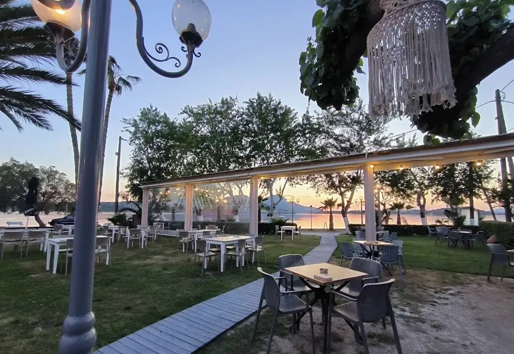 Θέα Garden Hall Restaurant in Néa Lámpsakos