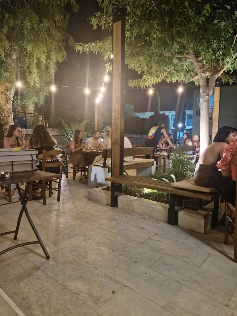 Jola Gantkowska_Τζαμί Μεζεδοποτειον 2025_Néa Lámpsakos_Bewertung