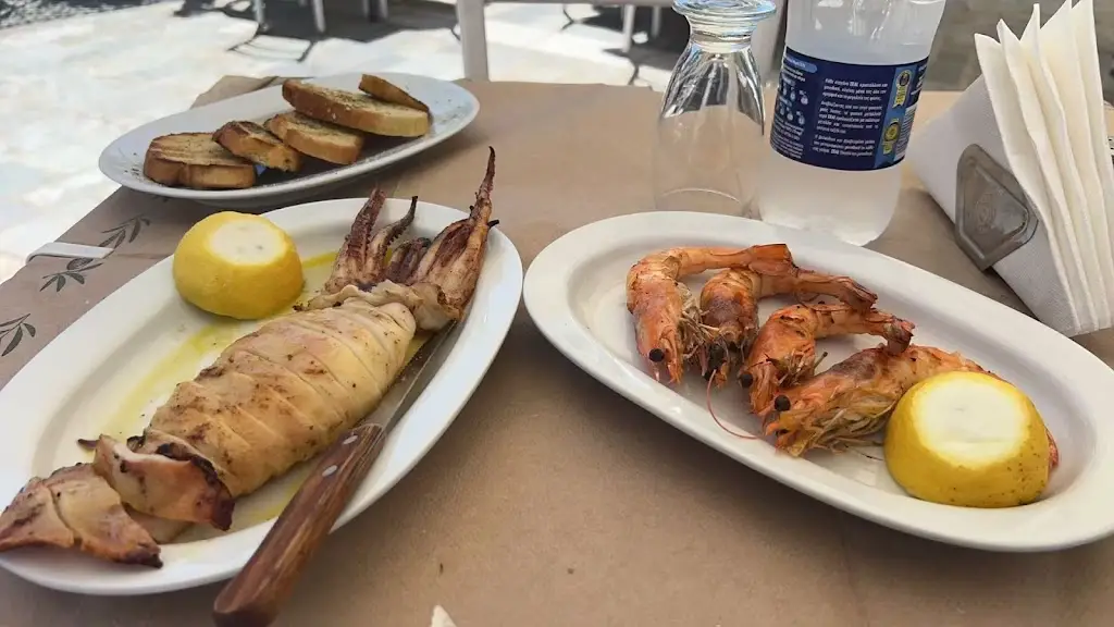 Kim Homais_OUZERI TEN STEPS IN SAND_Néa Artáki_reseña