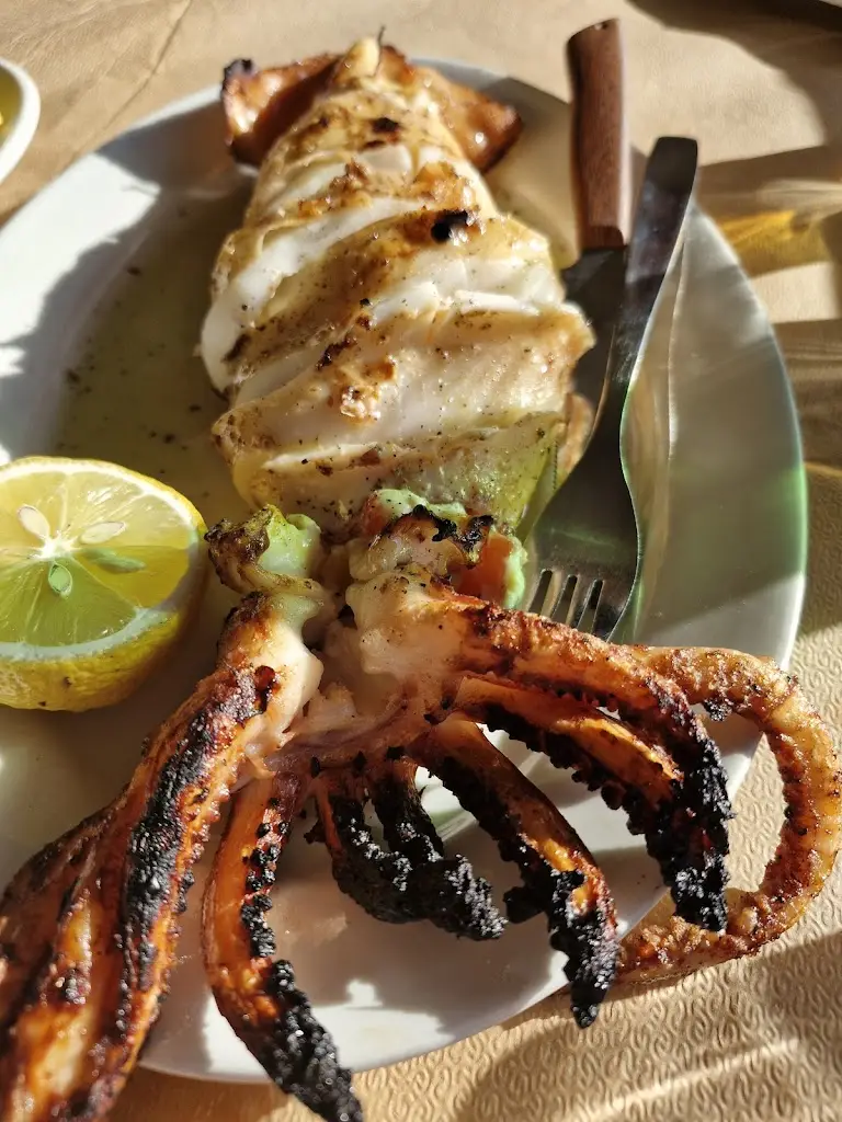 Jola Gantkowska_OUZERI TEN STEPS IN SAND_Néa Artáki_reseña