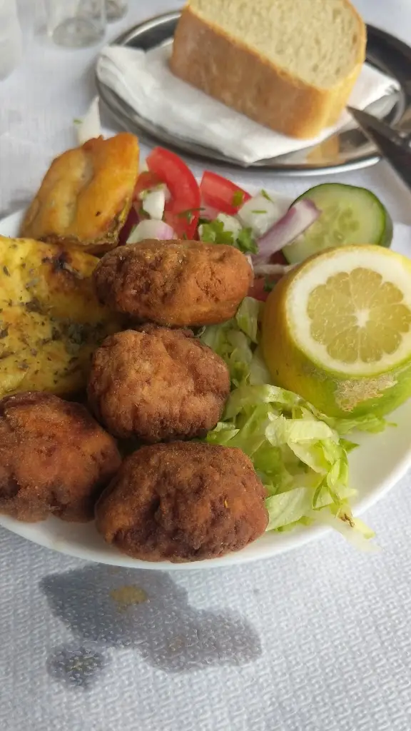 Ouzeri tou Gkana_Néa Artáki_slider_image_2