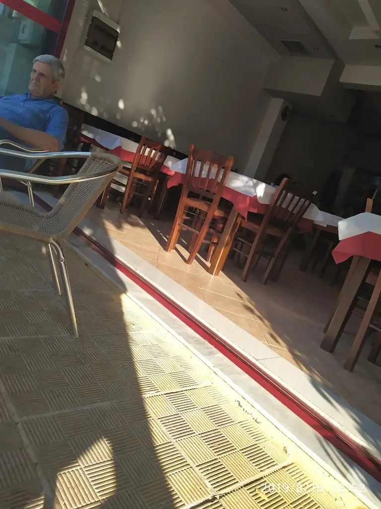 Το Στέκι Της Λέλας_Omvriakí_slider_image_2