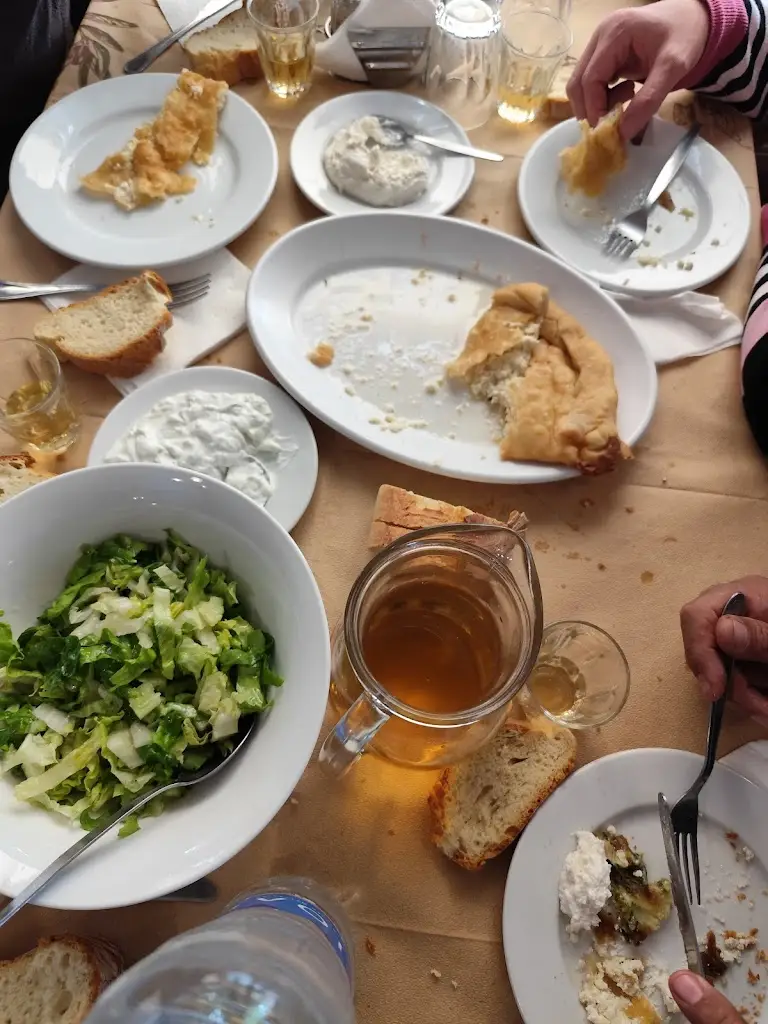 Αντωνης Καβαρντης_Tavern Mouries_Néa Stíra_recensione