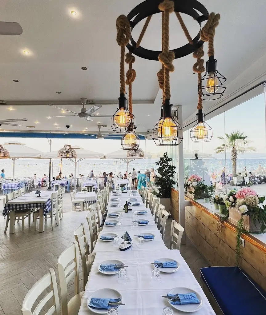 Restaurant Paralia Aeollos Restaurant in Paralía Avlídhos
