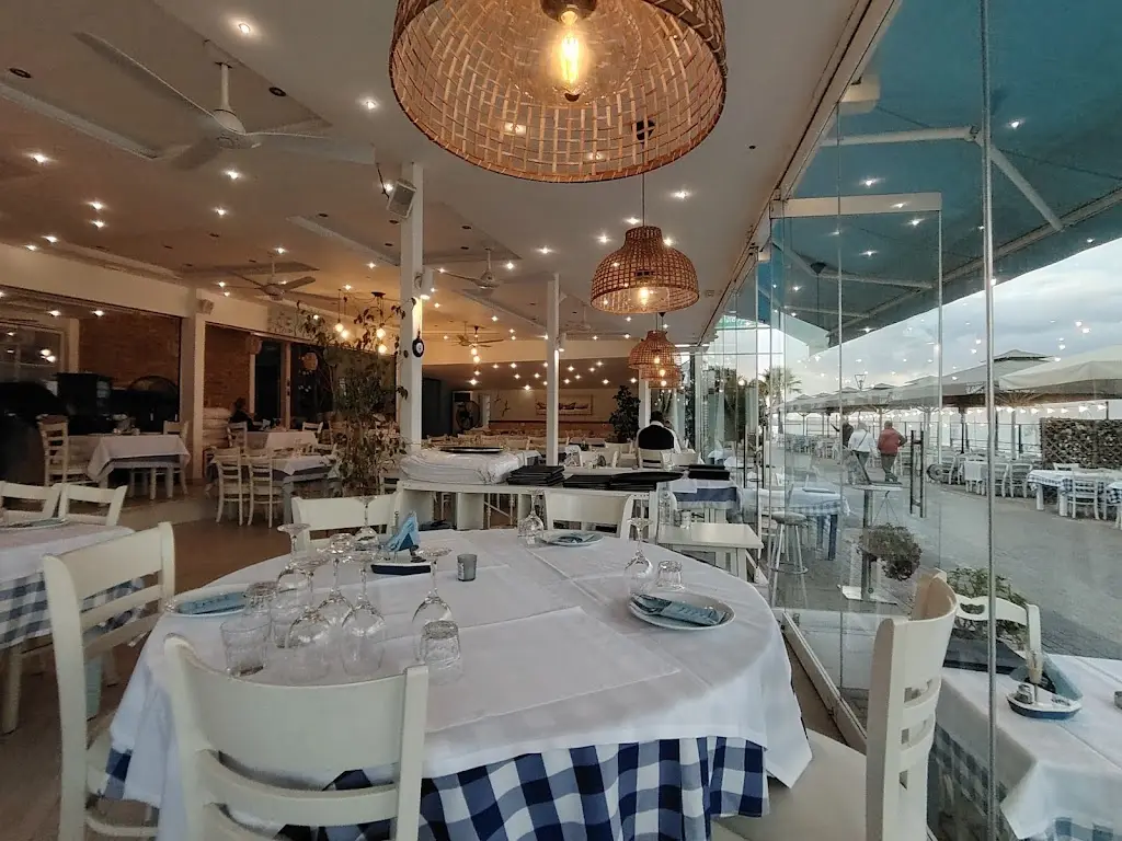 Restaurant Paralia Aeollos_Paralía Avlídhos_slider_image_3