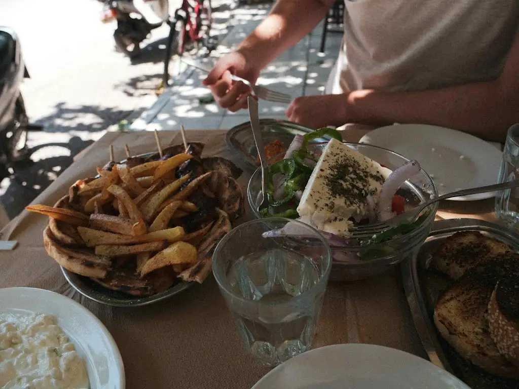 Philippe Machado Domingues_Οι Μουριές - παραδοσιακό εστιατόριο-cafe-snack bar_Orchomenós_Bewertung