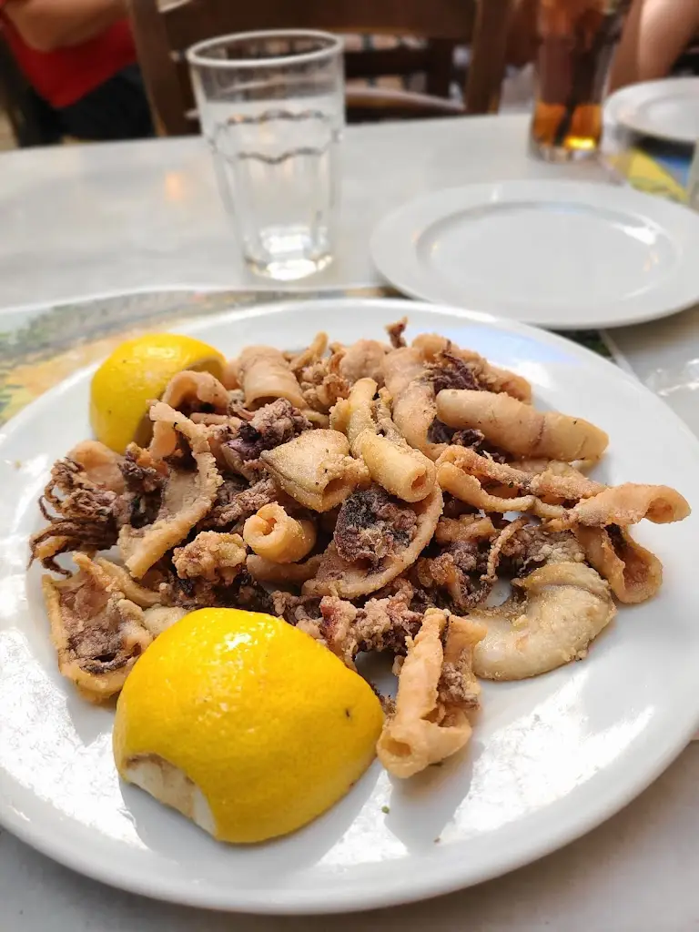 Alina Adamczyk (Artist)_Efcharis restaurant_Pláka Dílesi_Bewertung