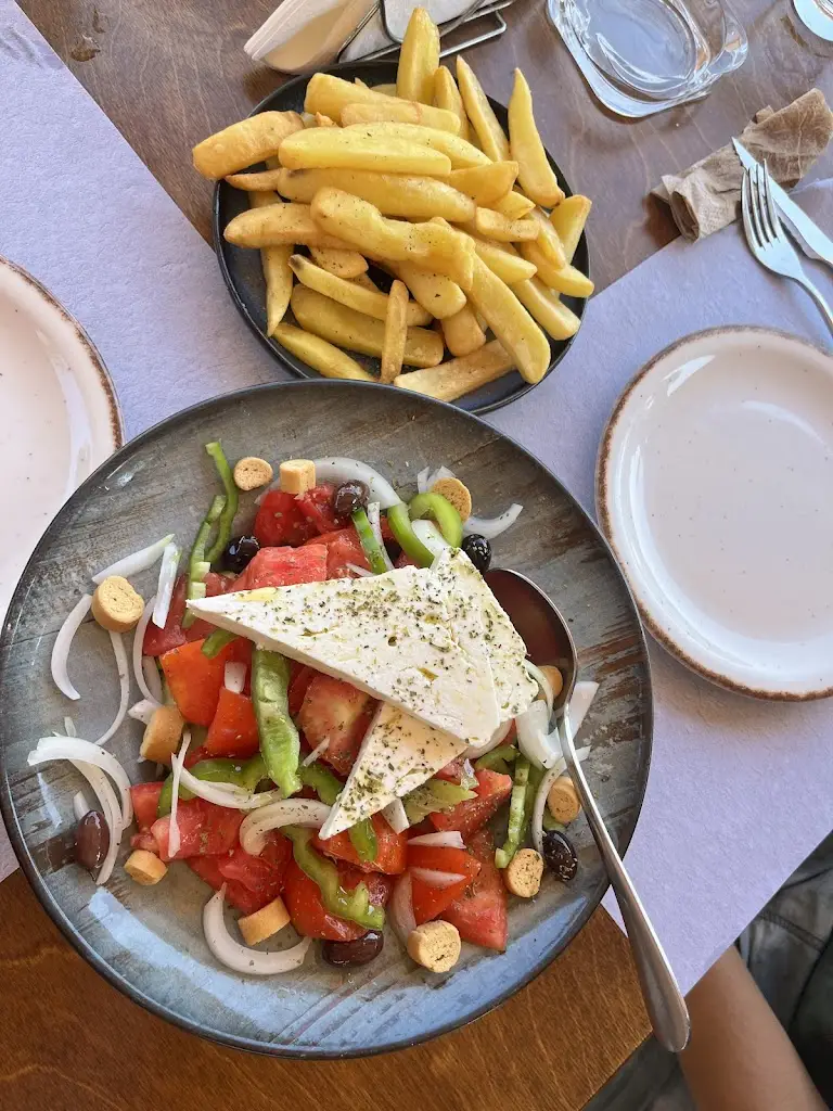 Inès_Yiasemi_Stavrós_review