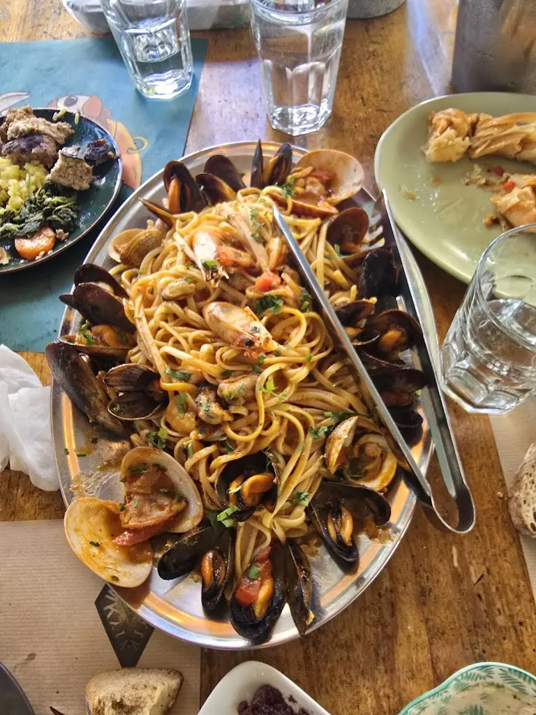 Kat Vee_Mezeklik_Argyroúpoli_review