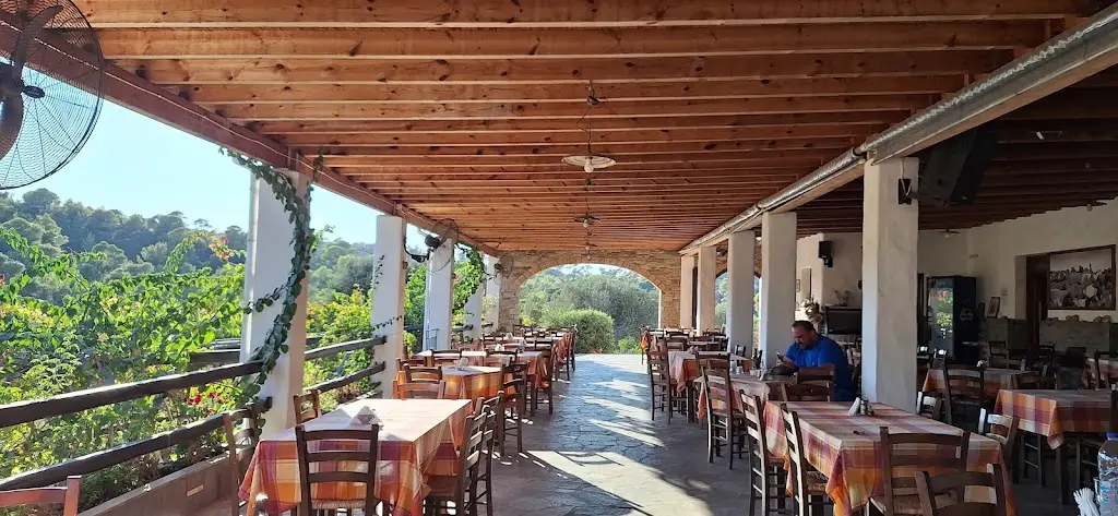 Taverna Agios Petros Restaurant in Skýros