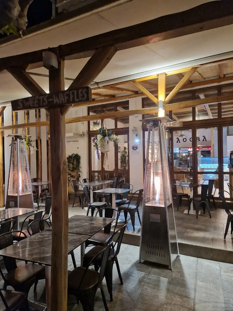 Local skyros Restaurant in Skýros