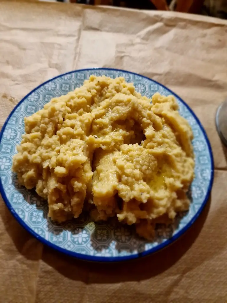 Ruvie Grace Pogoy_Atrium_Skýros_Bewertung