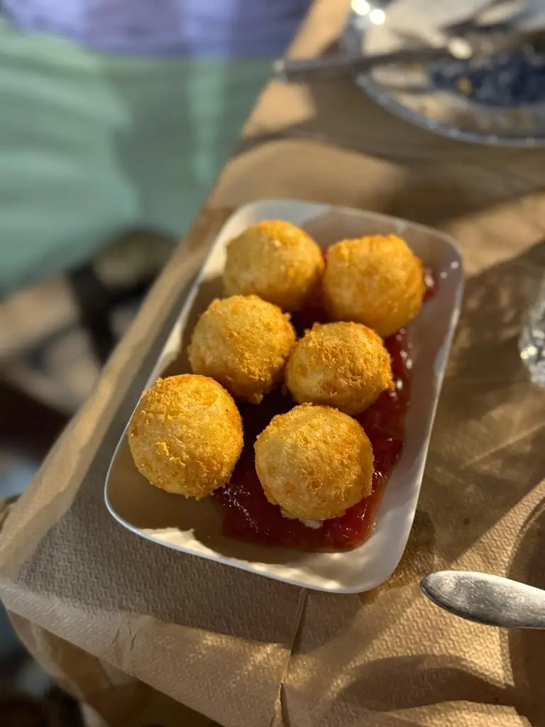 Tasos Kia (Marik)_Atrium_Skýros_Bewertung