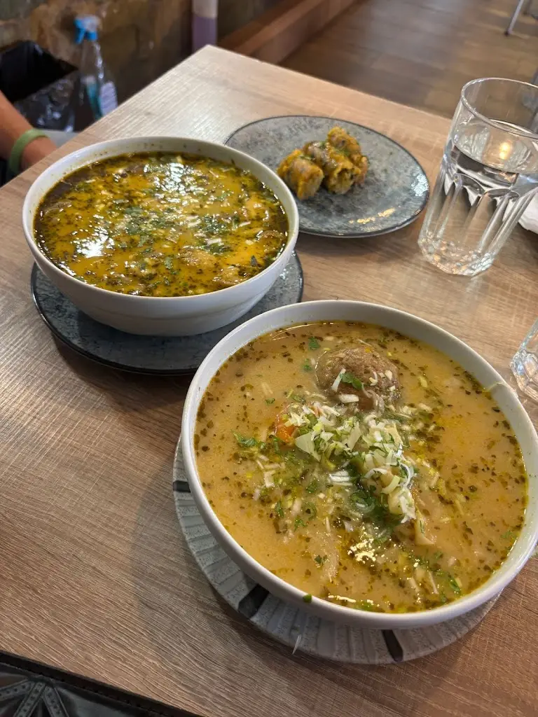 John Calder_LA FAMILIA_Vathí_Bewertung