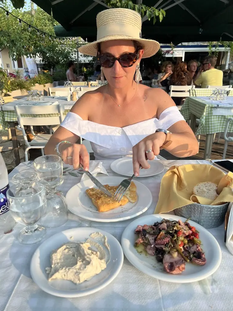 Alex Cass_Rose Garden_Vathí_review