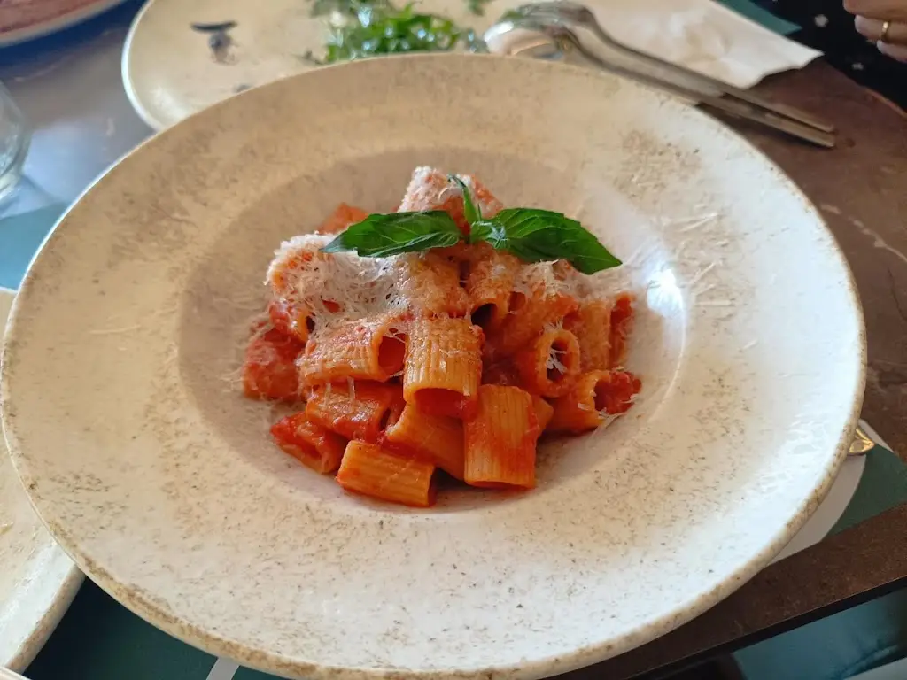 Emy Zh_Caton L'anziano_Argyroúpoli_review