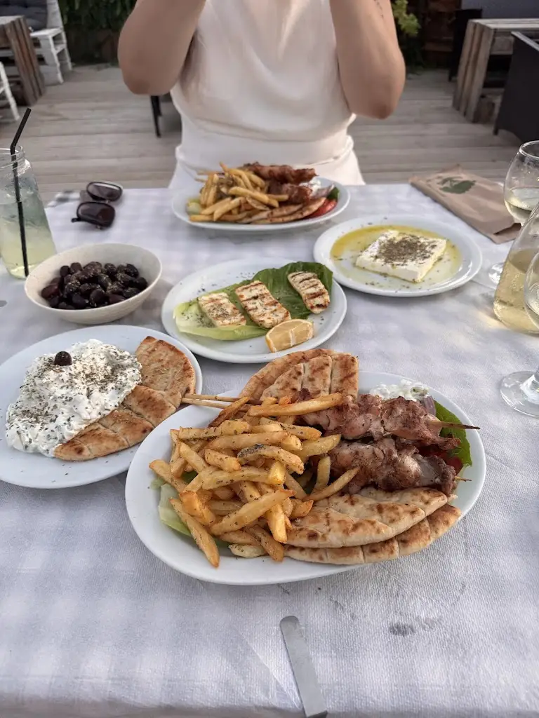 Dawid Wenda_Noemie_Ágios Geórgios_reseña