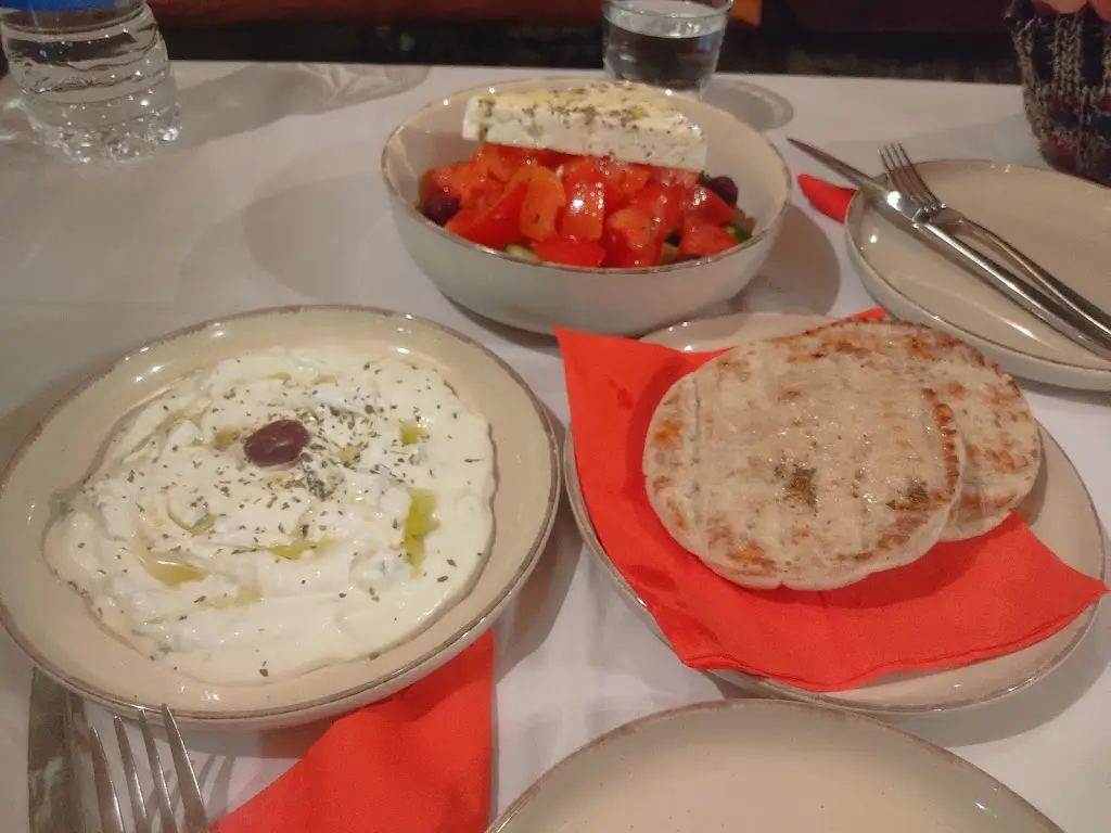 john moutseau_Taverna Ta Skalopatia_Ágios Athanásios_review