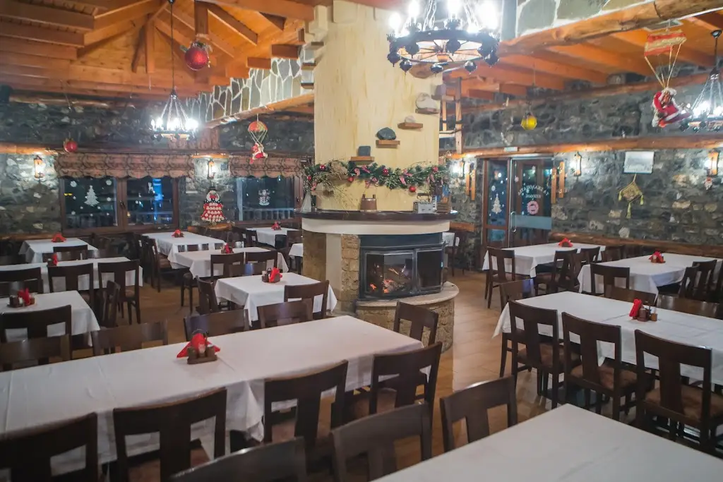 Taverna Ta Skalopatia Restaurant in Ágios Athanásios