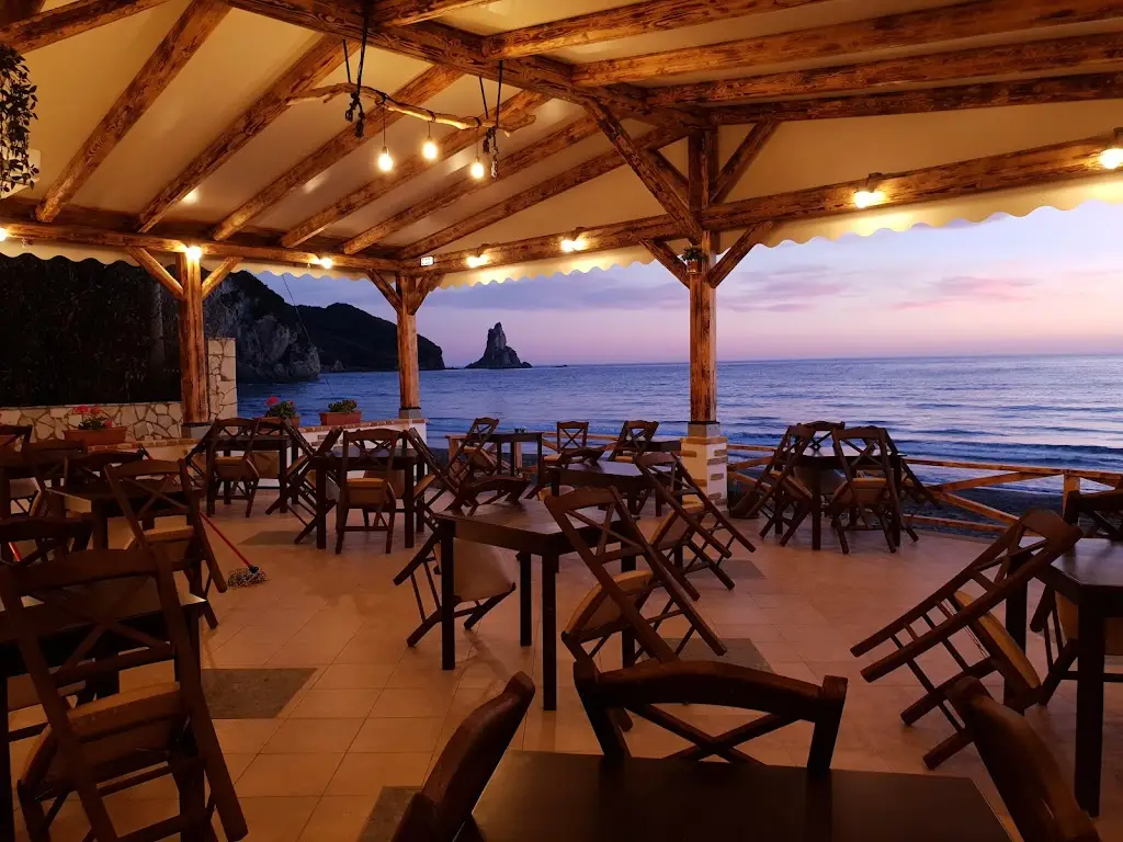 Akrogiali Family Taverna Agios Gordios Restaurant in Ágios Athanásios