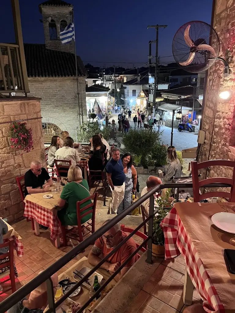 Ross Hume_Mpogiata_Áfytos_review