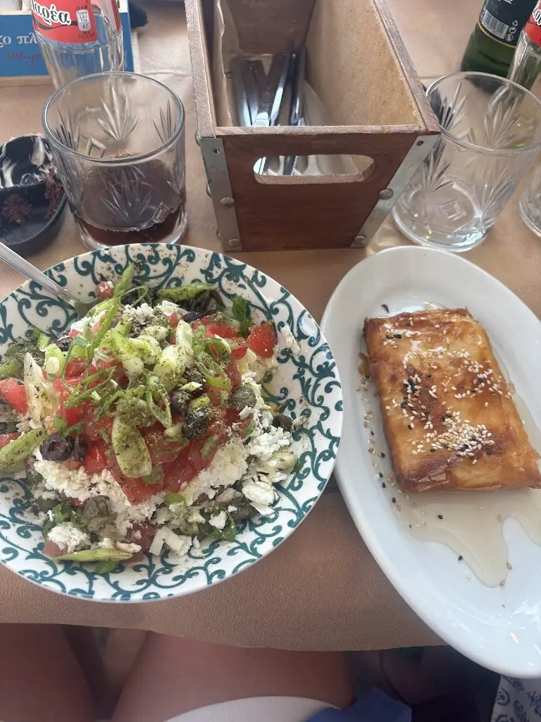 Amy Baker_Mpogiata_Áfytos_review