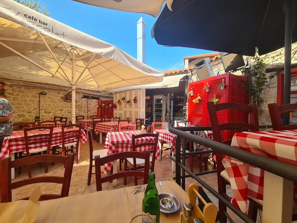 Mpogiata Restaurant in Áfytos